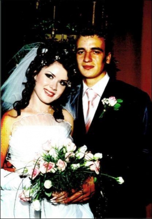 Студенти Київського університету культури і мистецтв Роман і Ганна Богути на власному весіллі 22 вересня 2006 року. Жінка завагітніла, однак після загибелі чоловіка в неї стався викидень