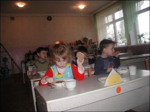 Вихованці молодшої групи чернігівської школи-садка №27 їдять на обід червоний борщ