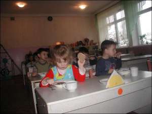 Воспитанники младшей группы черниговской школы-садика №27 едят на обед красный борщ