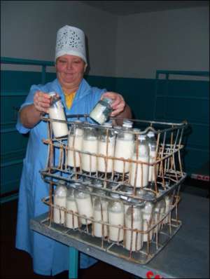Дієтсестра дитячої молочної кухні в Кременчуці Раїса Верещагіна показує пляшечки з молоком. Вони стоять в іржавому ящику. До 1 січня тут вироблятимуть 15 літрів молока на день