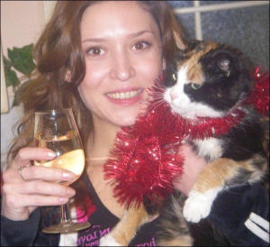 Альона Вінницька з котом П’яткою. Іще в співачки живе кіт Булік. Через це вона не може завести собаку
