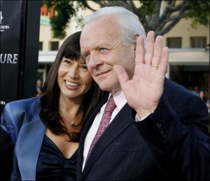 Энтони Хопкинс с женой Стеллой Ароейв в Калифорнии на премьере фильма ”Трещина” 11 апреля 2007 года