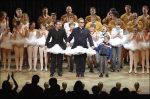 Элтон Джон (справа) на премьере мюзикла ”Билли Эллиот” в Сиднейский опере