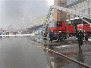 Рятувальники гасять полум’я у складських приміщеннях на вул. Червонопрапорній. Пожежу гасили півдоби — зранку до вечора