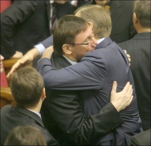 ”Бютівець” Сергій Осика вітає ”нашоукраїнця” Юрія Луценка із 43-річчям у сесійній залі Верховної Ради