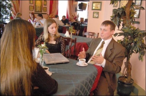 У львівському кафе ”Оселя” Віталій Смерик веде заняття з Іриною Харатон (у центрі) та Мартою Тучак