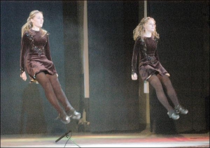 Девушки из московского балета ”Айденс” танцуют ирландский степ