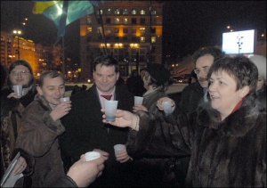 Справа налево: Валентина Семенюк, Владимир Чемерис, Александр Ротаенко во время празднования седьмой годовщины начала акции ”Украина без Кучмы” на площади Независимости 