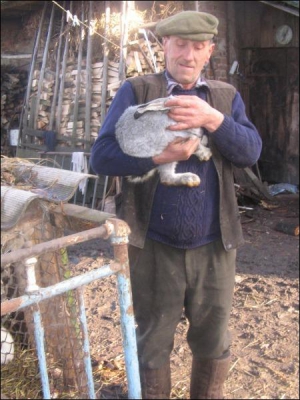 Роман Щудла из села Стоянцы Мостиского района Львовской области, кроме коровы, в своем хозяйстве выращивает кролей