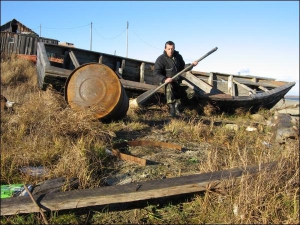 Чернігівець Олександр Волощук у вересні 2007 року під час подорожі Росією. Він сидить на березі річки Об, неподалік міста Салехарда. Місцеві мешканці — ханти — сушать човни, на яких рибалять