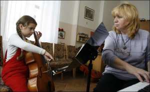 Первоклассница столичной музыкальной школы имени Косенко Саша Науменко с преподавательницей Надеждой Новиковой отрабатывают пассажи на виолончели
