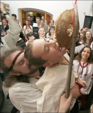 На Андрія, 13 грудня, в Музеї Івана Гончара у Києві молодь кусала калиту — святкового коржа