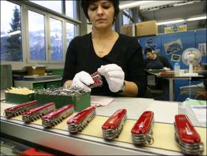Работник фабрики производства ножей в швейцарском поселке Айбах вставляет зубочистку и микропинцет. Большинство перочинных ножей с многочисленными функциями делают вручную