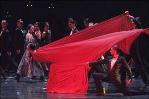 У балеті ”Червона Жизель” мінімалістичні декорації та емоційний кордебалет підкреслюють атмосферу революційного Петербурга та гламурного Парижа