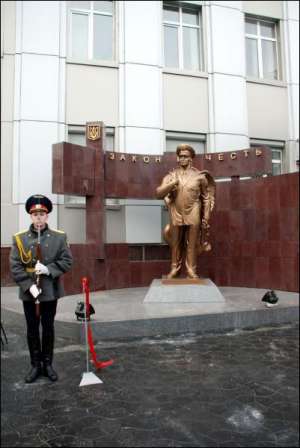 В Днепропетровске ко дню работника милиции установили памятник милиционеру. Пока он гипсовый. Сделать бронзовый к празднику не успели