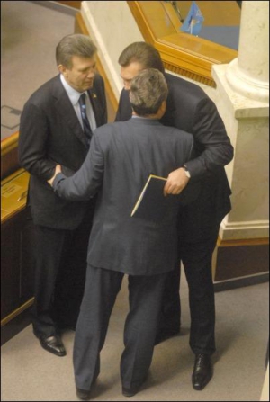 Иван Плющ вчера обнимает Виктора Януковича в сессионном зале Верховной Рады. Рядом стоит Сергей Кивалов