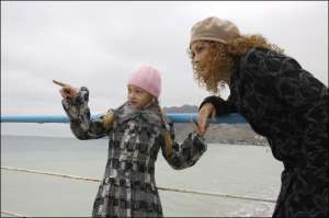 Російська акторка Олена Бабенко (праворуч) у фільмі ”Ілюзія страху” за сценарієм Олександра Турчинова грає дружину головного героя Наталію. Сцена під час зйомок у Ялті