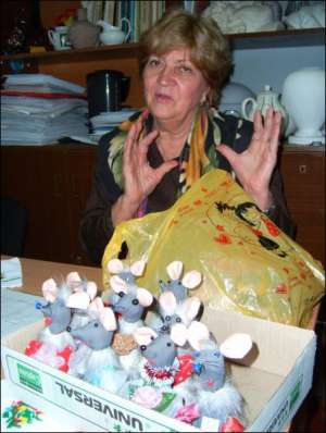 Викладач методики художньої праці Полтавського педагогічного університету Людмила Тупікіна розповідає про виготовлення ялинкових мишок із паперу та тканини. Частину зроблених іграшок студенти залишать собі, решту подарують викладачам та їхнім дітям на уні