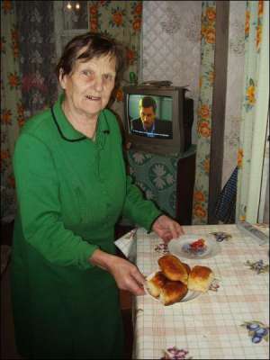 Один-два раза в месяц житомирянка Зоя Бондарчук печет пироги с яблоками и маком. Чтобы не тратиться на магазинные сладости, объясняет женщина. Домашние пироги обходятся дешевле