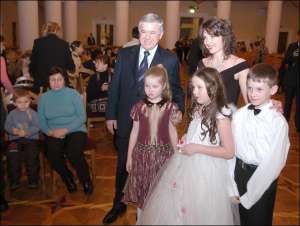 Анатолий Кинах вместе с дочкой Софийкой (впереди слева) и участниками детского бала в колонном зале мэрии