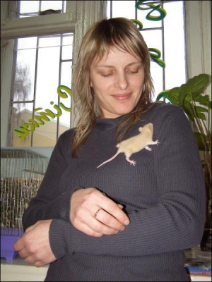 Мария Швец, продавец зоомагазина по ул. Драгоманова в Ровно, показывает белую лабораторную крысу. Грызун очень резвый, дружелюбный и неприхотливый