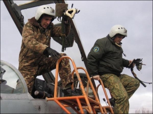 Полковник Сергій Биховець (ліворуч) і капітан Павло Корбет повернулися з польоту на Івано-Франківський військовий аеродром
