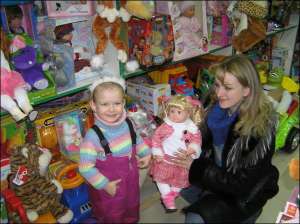 3-летней Даше Сидоренко в магазине ”Казковий світ” только что купили в подарок на Новый год куклу Ксюшу за 290 грн. Если нажать на ее животик, она расскажет 12 стихотворений и споет 2 песенки, при этом будет моргать и улыбаться. Это будет длиться около дв