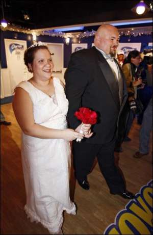 В платье из семи рулонов туалетной бумаги американка Дженифер Кеннон вышла замуж за Доя Николса. Свадебную церемонию в прошлую среду провели в общественном туалете на площади ”Таймс Сквер” в Нью-Йорке