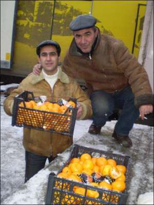 Назім (праворуч) продає фрукти на оптовому ринку в Полтаві. Зліва — Равшан Убадов, який також займається продажем цитрусових