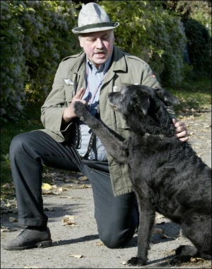 65-летний пенсионер Рональд из Берлина показывает, что его пес Адольф салютует как Гитлер. Мужчину отправили в тюрьму, а собаку — в приют