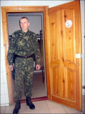Олег, солдат строкової служби з військової частини № 1183 в місті Лозова Харківської області, розповідає, що саме в цих дверях до вмивальної кімнати побилися двоє солдатів, один із яких після того загинув
