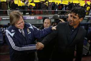 Бернд Шустер (слева) здоровается с наставником ”Барселоны” Франко Райкаардом перед началом матча на ”Ноу Камп”