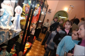 На виставку новорічних прикрас до столичного музею іграшки приїхали діти з Нікополя Дніпропетровської області