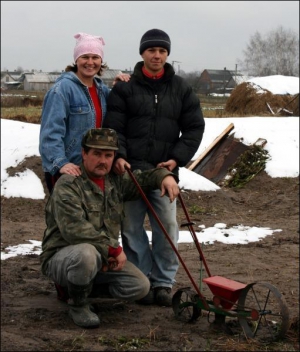 Родина Головєїв із Гути Волинської області біля примітивної ручної сівалки за 200 гривень