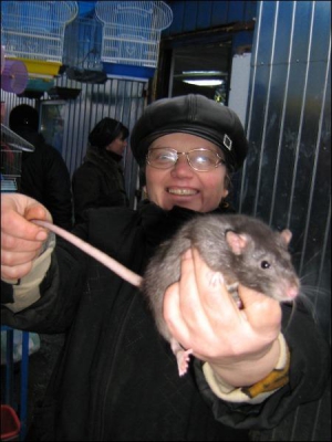 На Центральном рынке Винницы Елена Мельничук показывает длинный лысый хвост крысы, из-за которого люди брезгуют брать в руки животных 