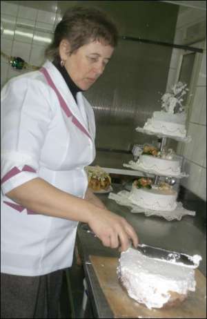 Власниця ужгородської кав’ярні-кондитерської ”Диво ” Віра Немеш готує торт ”Капучино”. За рецептом верхній шар змащують кремом. Потім притрушують чорним тертим шоколадом