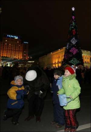 Киевлянка привела троих детей на открытие елки на площади Независимости. Младший сын, 4-летний Сережа, испугался, увидев человека в костюме сказочного героя Шрека, и расплакался