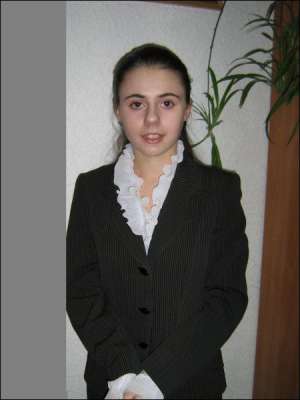 Школьница Наталия Ермакова еженедельно приходит на седьмой этаж горсовета в центр социальных служб на дежурство, как детский омбудсмен. За помощью можно обратиться по телефонам: (0432) 35 60 64, 35 35 64