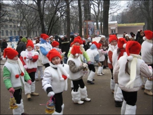 В прошлое воскресенье в Хмельницком дети в костюмах гномов идут от кинотеатра Шевченко к площади Независимости. В этот день в городе впервые устроили парад сказочных персонажей