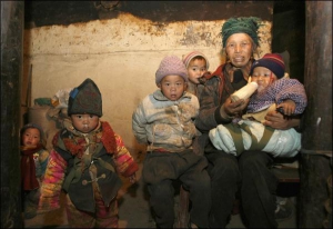 57-летняя прокаженная Ануо Вуренму живет в поселке Даингпан в провинции Сичуань с пятью правнуками