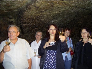 Туристи з Угорщини приїхали у винний погріб ”Старі підвали”, що в Берегові. Господар Олександр Якоб (зліва) пригощає туристок Ольгу (в центрі) та Елену вином ”Мюлер Тургау”