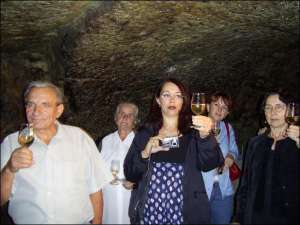Туристы из Венгрии приехали в винный погреб ”Старые подвалы”, в Береговое. Хозяин Александр Якоб (слева) угощает туристок Ольгу (в центре) и Елену вином ”Мюлер Тургау”