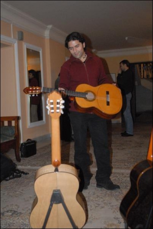 Гитарист Хуан Франциско Падилья на выставке музыкальных инструментов в Национальной филармонии в Киеве
