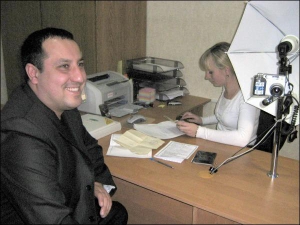 Виталий Клименченко сдает документы в Киевском райотделе Полтавы на получение загранпаспорта, с которым хочет поехать в Таиланд. Здесь же фотографируется. Заплатил 238 гривен. Паспорт получит через 40 дней
