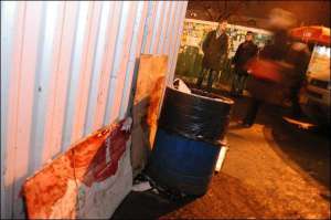 Прохід між двома кіосками на площі Контрактовій, де упав поранений пострілом міліціонер. Біля стіни — залиті кров’ю картонні листи, на які перехожі переклали правоохоронця