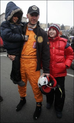 Вадим Нестерчук вместе с шестилетним сыном Вадимом на проводах украинского экипажа. Киев, площадь Независимости, 23 декабря 2007 года