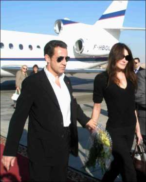 Президент Франції Ніколя Саркозі з подругою Карлою Бруні прибули в аеропорт єгипетського міста Луксор, де проведуть Різдвяні свята