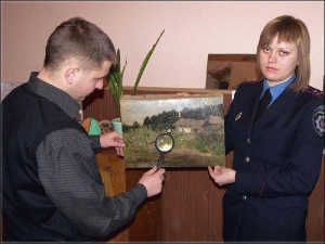 Следователь Тернопольского горотдела милиции Ирина Пеняга с экспертом осматривают этюд Ильи Репина