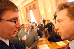 Міністр внутрішніх справ Юрій Луценко (ліворуч) і міністр юстиції Микола Оніщук перед вчорашнім засіданням Кабміну