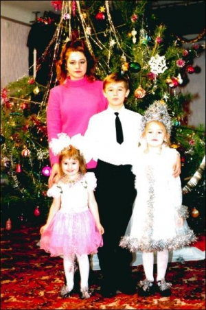 Співачка Наталія Май із сином Сергієм, доньками Олесею (вища) і Станіславою святкують 2000 рік на ранку в дитсадку у Великій Багачці